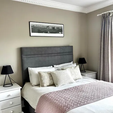 Carraig House Sleeps 2 Pets Allowed Apartment